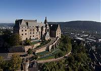 800px-Marburg_Schloss_Luftbild_RCheli_Daniela_Frank.jpg